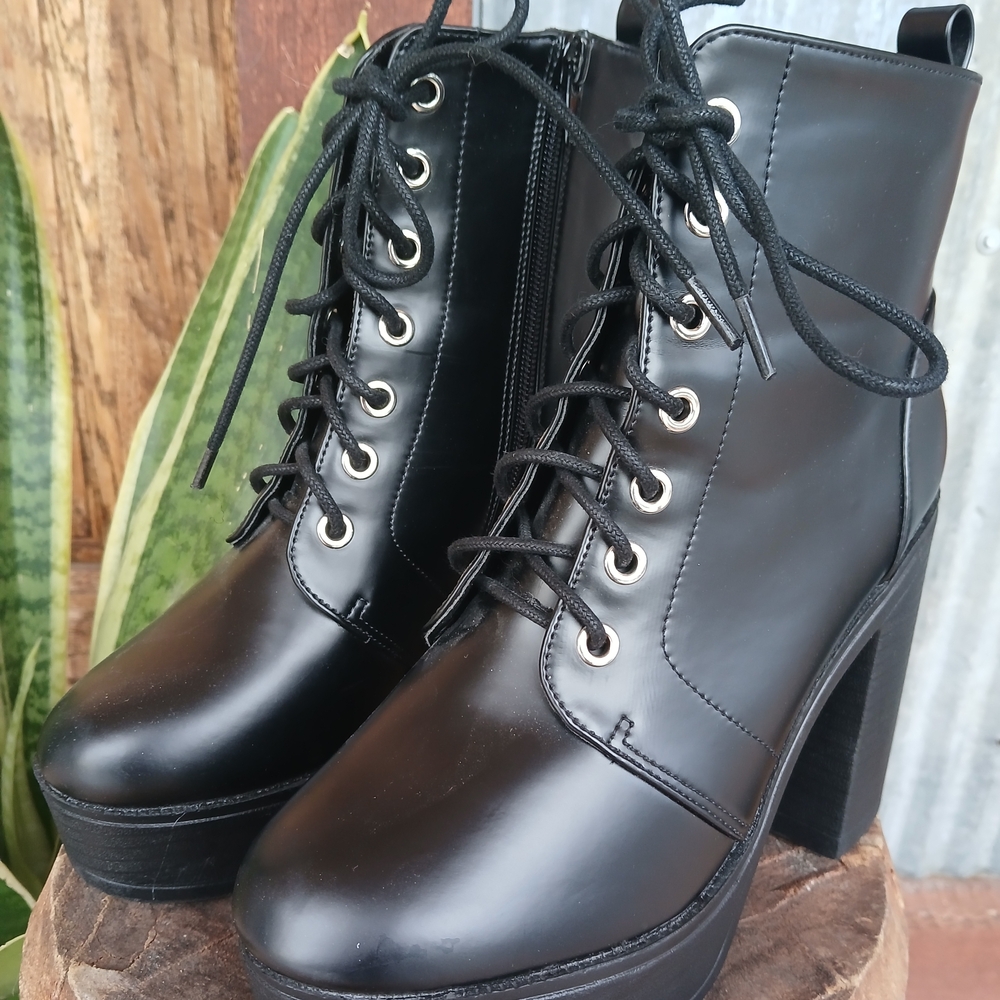 Black Lace-Up Ankle Combat Style Boots Ladies 6.5 Goth